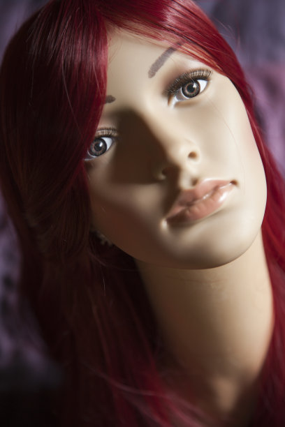 红发假人在模糊的背景下摆姿势图片下载