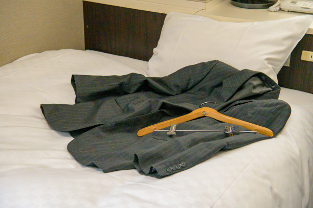 一件扔在床上的夹克图片下载