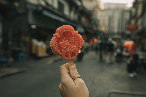 泰国曼谷唐人街，用3D打印机制作的龙形冰淇淋。翻译:冰淇淋图片下载