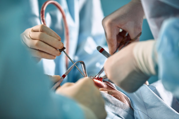 一位戴着手套的医生在鼻部整形手术中手持医疗器械。美容整形行业。图片下载