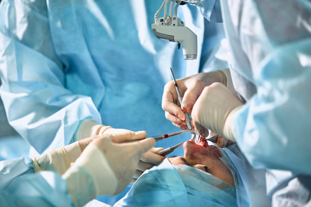 一位戴着手套的医生在鼻部整形手术中手持医疗器械。美容整形行业。图片下载