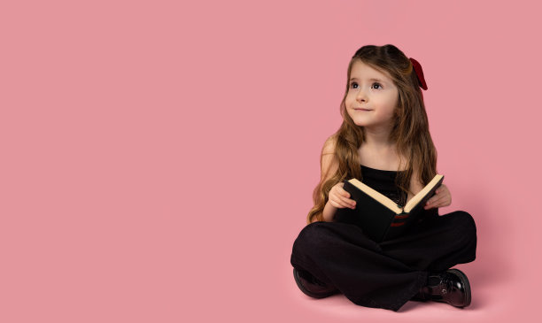 照片上的小女孩有着非常漂亮的头发，惊讶于她是如何读书的，并且非常喜欢阅读和学习。Fetitza非常聪明和肥胖。图片下载