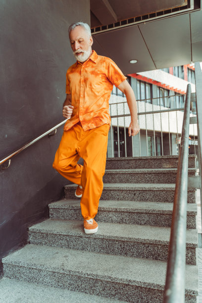 英俊的白发老人的肖像，穿着便服，匆忙地在街上做运动图片下载