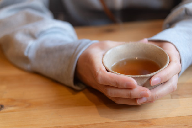 拿热茶的人图片下载