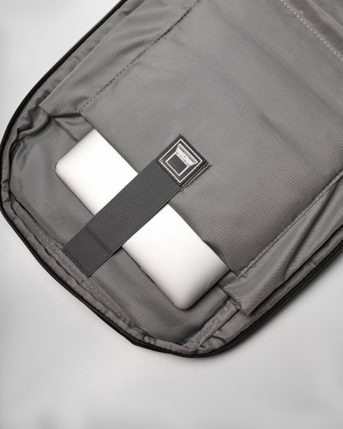 一个打开的背包里的灰色笔记本电脑口袋图片下载