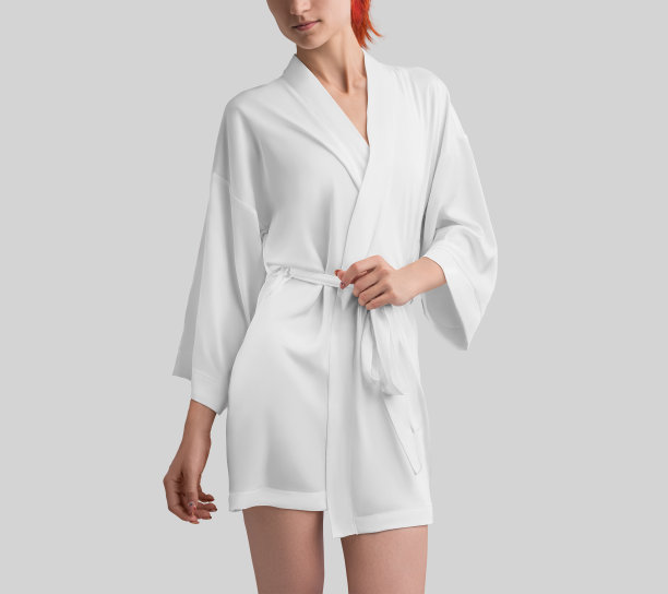 白色丝绸长袍在修长女孩身上的模型，用于设计，图案，品牌，正面视图。图片下载