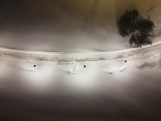 冬季无人机拍摄的夜间照片。伊如村的步行路和路灯。图片下载