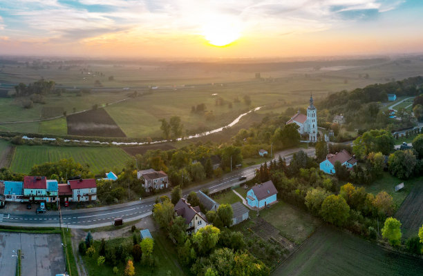 从空中俯瞰秋天在波兰内尔河畔切尔姆诺的教堂图片下载