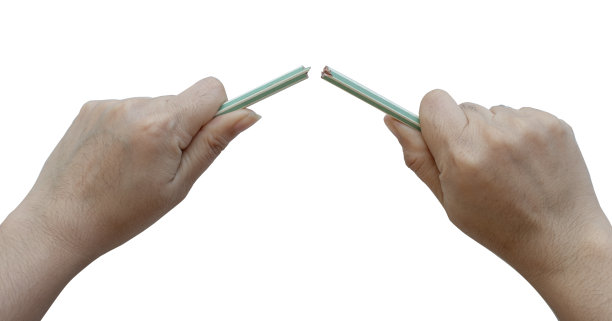 一个女人的手在白色的背景上折断铅笔图片下载