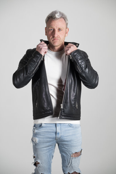 金发男子摆姿势图片下载