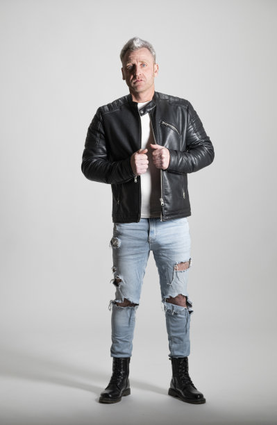 金发男子摆姿势图片下载