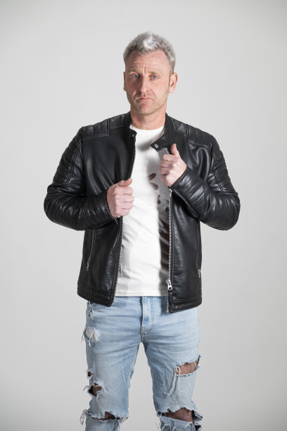 金发男子摆姿势图片下载