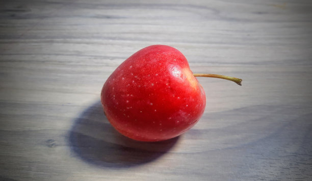 樱桃苹果，与其他苹果品种相比，尺寸最小的苹果品种。图片下载