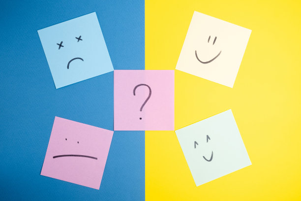 在彩色背景、横幅和文字位置上带有各种表情符号的纸卡。积极思考的概念形象与满意度图片下载