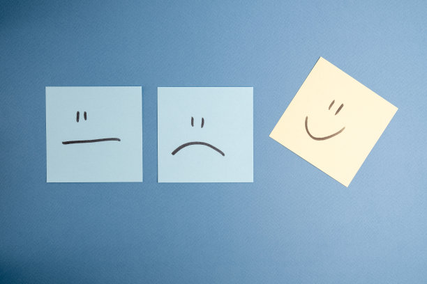 在彩色背景、横幅和文字位置上带有各种表情符号的纸卡。积极思考的概念形象与满意度图片下载