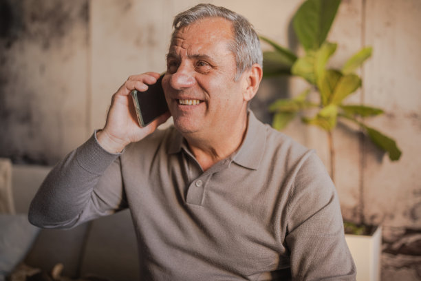 微笑的商人用智能手机交流图片下载