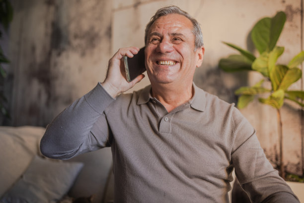 微笑的商人用智能手机交流图片下载