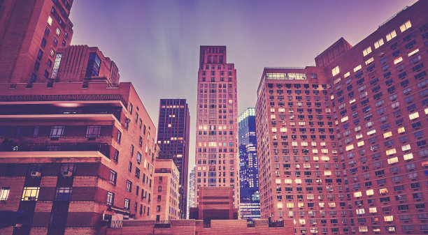 复古风格的纽约不同的建筑在夜晚的图片图片下载