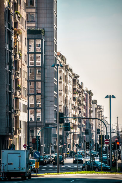 意大利米兰金融区大楼周围忙碌的一天图片下载