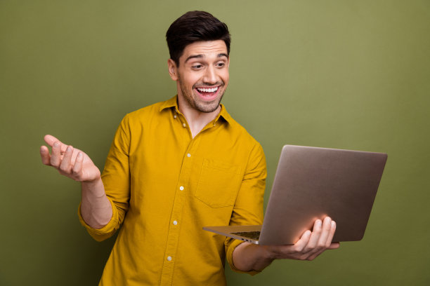 照片好积极的人首席执行官谈话视频电话聘请它的专家为商业公司孤立的卡其色背景图片下载