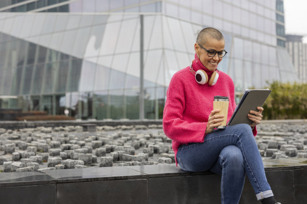 年轻的秃顶女企业家克服了所有的挑战，开始了她的新事业图片下载