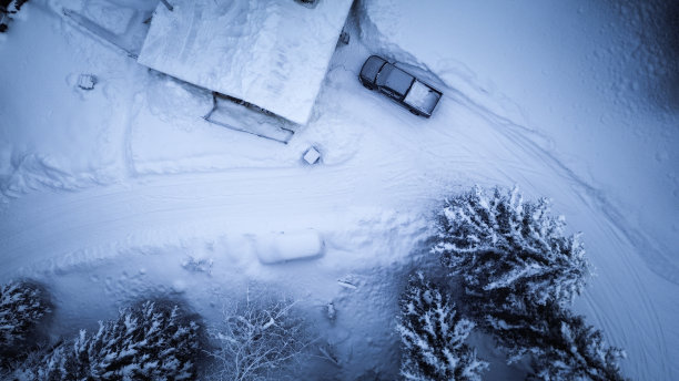 在阿拉斯加内陆，厚厚的积雪掩埋了一辆汽车图片下载