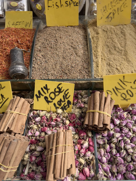 集市摊位上有草药茶和香料的标签图片下载