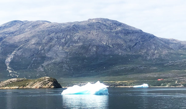 格陵兰岛山上形成的冰片图片下载