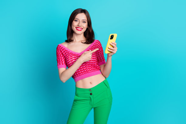 积极的千禧一代女孩的照片网络推动者展示新的电子品牌小工具孤立的蓝色背景图片下载