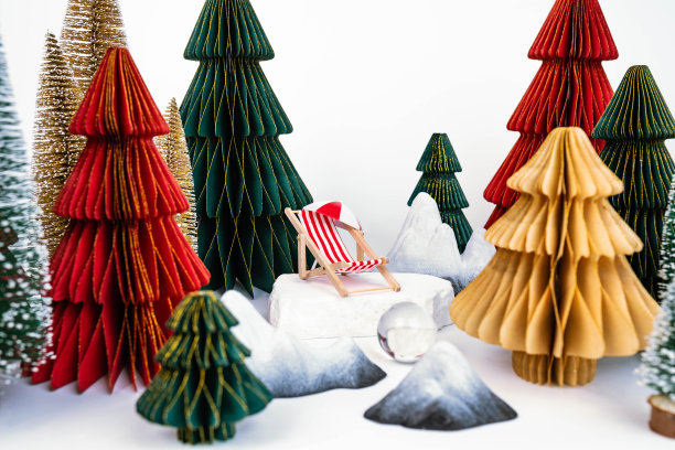 圣诞主题的桌面照片区，白色背景，侧面视图图片下载