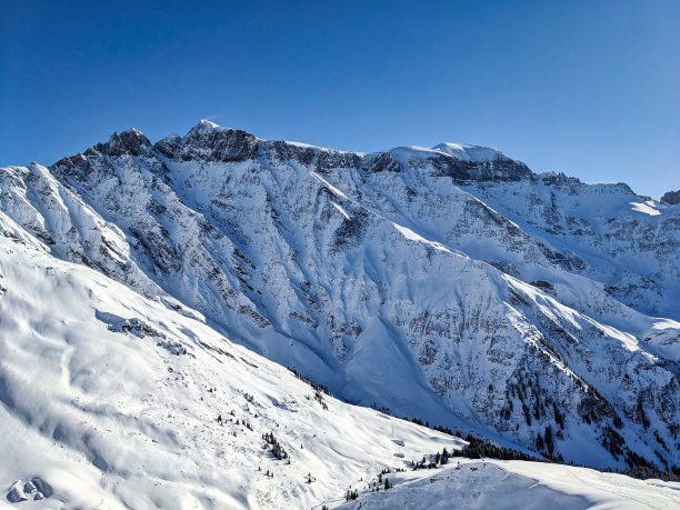 美丽的雪景皮兹塞格纳斯和皮兹萨尔多纳。前往Färispitz Elm Glarus山顶的滑雪之旅。瑞士的冬季仙境。高质量照片图片下载