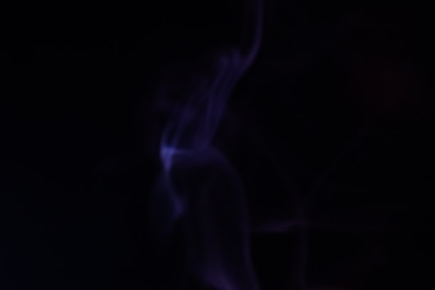 黑色背景上的紫色烟雾，色彩抽象图片下载