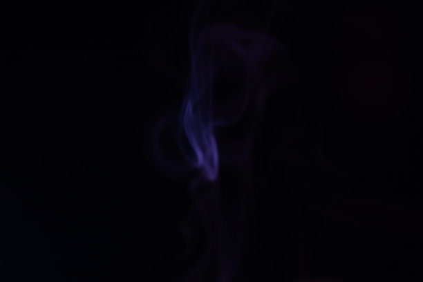 黑色背景上的紫色烟雾，色彩抽象图片下载