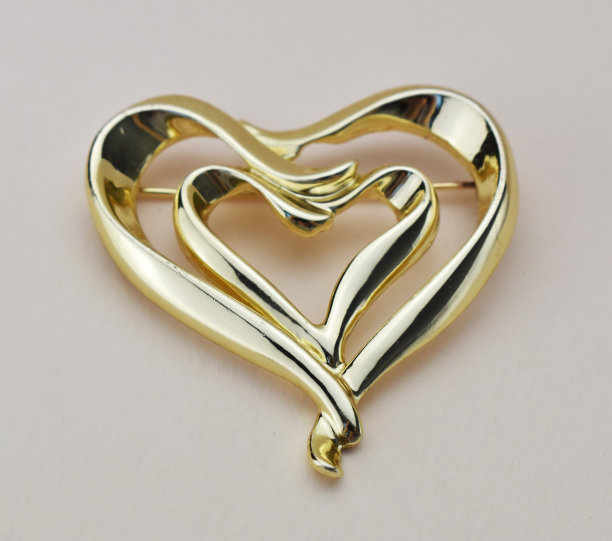 米色背景的老式胸针，强调女性复古珠宝，在线珠宝店的宣传照片图片下载