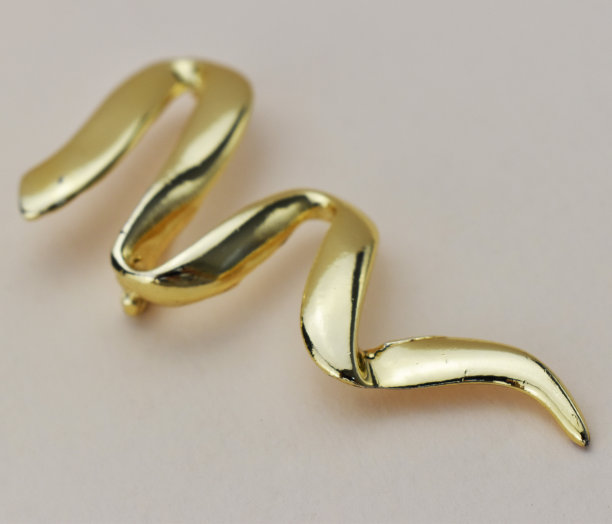 米色背景的老式胸针，强调女性复古珠宝，在线珠宝店的宣传照片图片下载