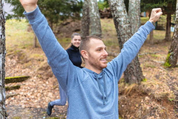 夫妇，健身和赢得徒步旅行，成就或赢得横幅锻炼，激励或户外运动。一个男人庆祝健康或目标的照片。图片下载