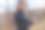 一个漂亮的年轻女子在户外锻炼时使用手机的照片。图片下载