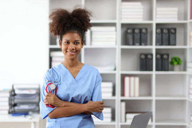 一个非洲医科学生在医院办公室实习的照片。图片下载