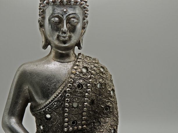 一个装饰性的佛像在冥想图片下载