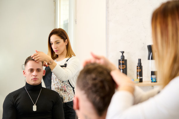 理发师在理发店为顾客理发和造型图片下载