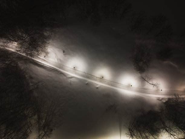 冬季无人机拍摄的夜间照片。伊鲁的步行路和路灯。图片下载