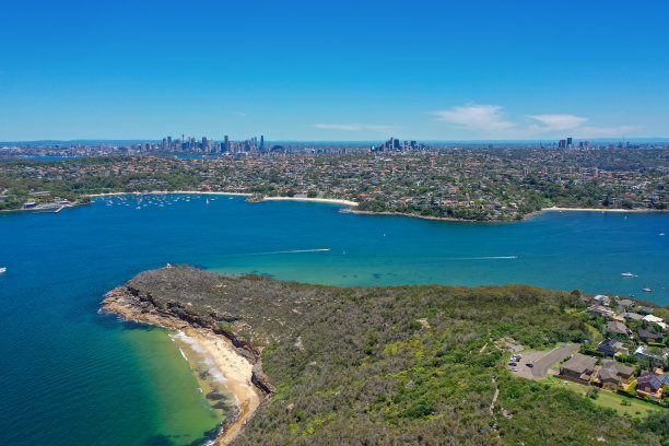 澳大利亚新南威尔士州悉尼莫斯曼郊区巴尔莫勒尔海滩和爱德华兹海滩的高角度无人机视图。CBD，北悉尼和查兹伍德为背景，石窟点为前景。图片下载