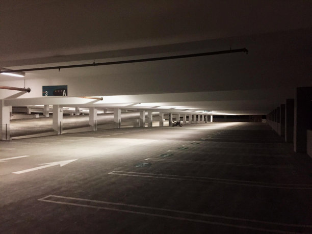 空荡荡的停车场。图片下载