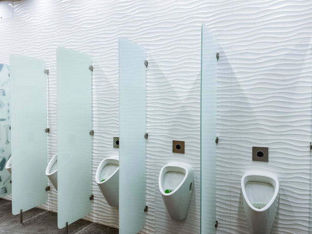 男厕所里的城市小便池，厕所墙上挂着瓷盘。单独的小屋图片下载