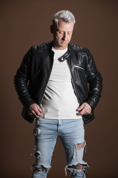 金发男子摆姿势图片下载