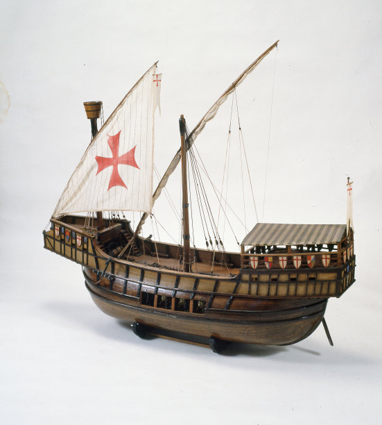 帆船漂浮在海浪上。卡拉维尔圣玛丽亚。手绘设计元素。复古矢量雕刻插图海报日哥伦布。孤立的蓝色背景。图片下载