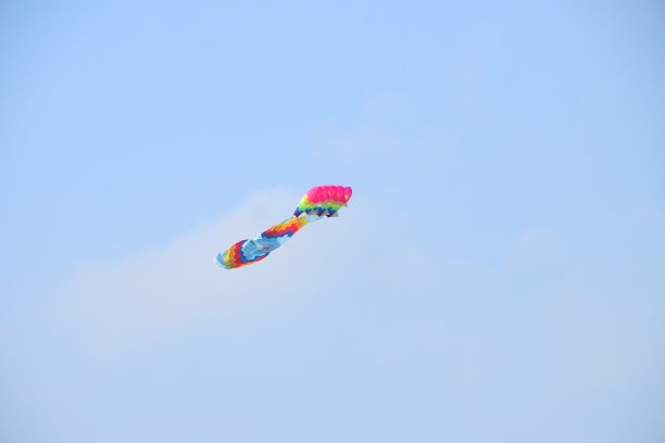 在越南湄公河三角洲，五彩缤纷的风筝在夏日蔚蓝的天空中飞翔。快乐的童年时光。图片下载