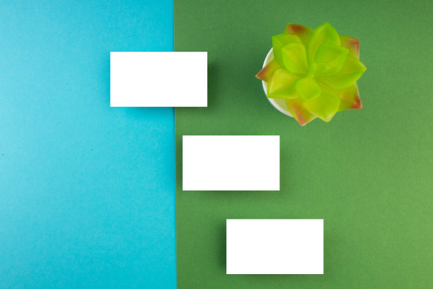 名片空白的彩色背景。文本的复制空间。前视图。名片空白在彩色抽象背景。企业文具品牌模型。文本的复制空间。前视图。图片下载