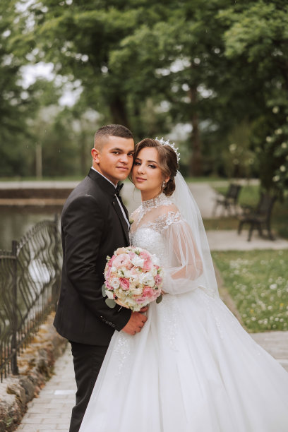 的婚礼。爱与新人在花园举行婚礼。庆祝仪式和承诺。保存日期。信任。新郎拥抱新娘。温柔的吻。一对热恋中的情侣。婚礼照片图片下载