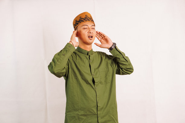 穆斯林在耳朵里读图片下载